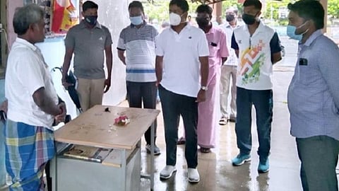 விழுப்புரம் புதிய பேருந்து நிலையத்தில் உள்ள கட்டண கழிவறை வாசலில் ஆட்சியர் மோகன் ஆய்வு மேற்கொள்கிறார்.