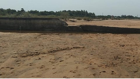 மானாமதுரை அருகே சேதமடைந்த இடைக்காட்டூர் தடுப்பணை.