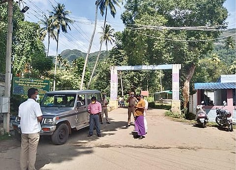 குண்டாறு அணை அருகே வருவாய்த்துறையினர் மற்றும் காவல்துறையினர் கண்காணிப்புப் பணியில் ஈடுபட்டனர்.