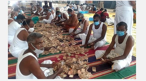 திருநள்ளாறு தர்பாரண்யேஸ்வரர் கோயிலில் உண்டியல் காணிக்கை எண்ணும் பணி