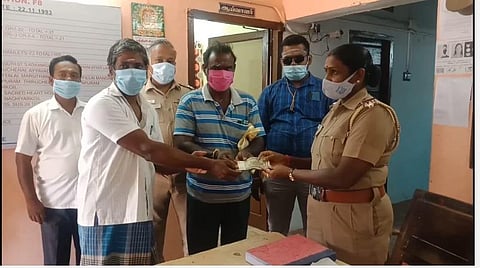 கும்பகோணம் அருகே கீழே கிடந்த ரூ.20 ஆயிரத்தைக் கண்டெடுத்த மர வியாபாரி; வாட்ஸ்அப்பில் பகிர்ந்து உரியவரிடம் ஒப்படைத்தார்