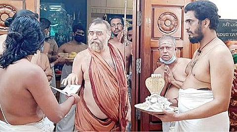 கடலூர் மாவட்டம் வடவாம்பலம் பகுதிக்கு அனுப்பப்படும் கவசங்களுக்கு பூஜை களைச் செய்த சங்கர மடத்தின் மடாதிபதி ஸ்ரீ விஜயேந்திர சரஸ்வதி சுவாமிகள்.