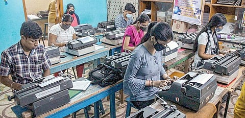 ஊரடங்கு தளர்வு நடவடிக்கையாக, தட்டச்சு நிலையங்களை திறக்க அனுமதி அளிக்கப்பட்டுள்ளது. சென்னை திருவான்மியூரில் உள்ள பயிற்சி நிலையத்தில் தனிமனித இடைவெளியுடன் நேற்று பயிற்சியை தொடங்கிய மாணவர்கள். படம்: பு.க.பிரவீன்