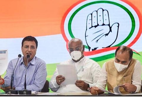 டெல்லியில் நேற்று ஊடகங்களுக்குப் பேட்டி அளித்த காங்கிரஸ் செய்தித்தொடர்பாளர் ரன்தீப் சுர்ஜேவாலா, மூத்த தலைவர்கள் மல்லிகார்ஜூன கார்கே, ஆதிர் ரஞ்சன் சவுத்ரி | படம் பிடிஐ