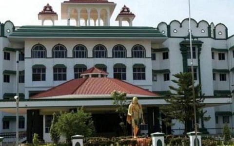 தமிழ் வழியில் படித்தவர்களுக்கு குரூப்-1 தேர்வில் 20% இட ஒதுக்கீட்டைத் தொடர்ந்து வழங்க வேண்டும்: உயர் நீதிமன்றம் உத்தரவு