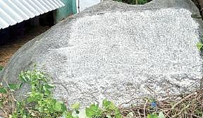 பாறையில் உள்ள ஏரி கல்வெட்டு.