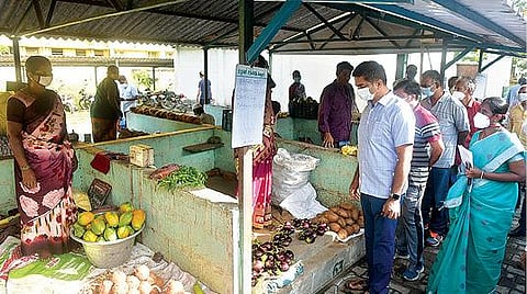 வேலூர் டோல்கேட் பகுதியில் உள்ள உழவர் சந்தையில் மாவட்ட ஆட்சியர் குமாரவேல் பாண்டியன் நேற்று ஆய்வு செய்து விவசாயிகளிடம் குறைகளை கேட்டறிந்தார். படம்: வி.எம்.மணிநாதன்.
