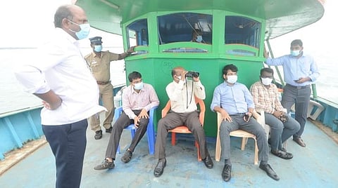 கடலூர் துறைமுகத்தில் இருந்து சிதம்பரம் அருகே பிச்சாவரம் அருகில் உள்ள எம்ஜிஆர் திட்டு வரை படகில் சென்று மாவட்ட ஆட்சியர் கி.பாலசுப்ரமணியம் ஆய்வு செய்தார்.