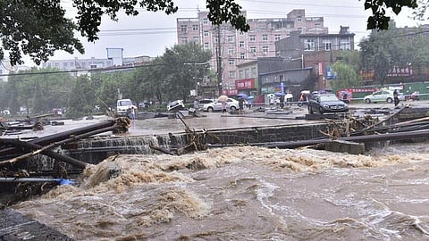 சீனாவில் கடும் வெள்ளம்; மிதக்கும் கார்கள்: 25 பேர் பலி