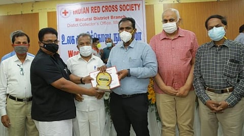 மதுரையில் ரத்த தானம் வழங்கியவர்களுக்கு விருது வழங்கும் மாவட்ட ஆட்சியர் அனிஷ்சேகர்.