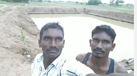 அரசு வெட்டிக்கொடுத்த பண்ணைக்குட்டை மூலம் விவசாயம் செய்து வருவாய் ஈட்டும் சகோதரர்கள் 
