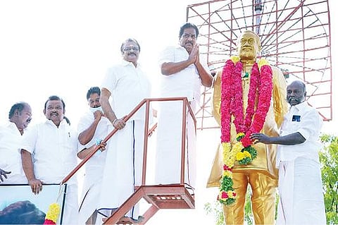 மதுரை மாவட்ட நீதிமன்றம் அருகே உள்ள சிவாஜி கணேசன் சிலைக்கு அமைச்சர் பி.மூர்த்தி  மாலை அணிவித்தார். படம்: எஸ்.கிருஷ்ணமூர்த்தி