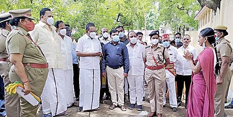 வேலூர் தொரப்பாடி பகுதியில் உள்ள பெண்கள் தனிச்சிறையில் ராஜீவ் காந்தி கொலை வழக்கில் தண்டனை அனுபவிக்கும் நளினியை சந்தித்து பேசிய அமைச்சர் ரகுபதி. உடன், அமைச்சர் காந்தி, எம்எல்ஏக்கள் கார்த்திகேயன், நந்தகுமார், சிறைத்துறை டிஐஜி ஜெயபாரதி மற்றும் அதிகாரிகள் உள்ளிட்டோர்.