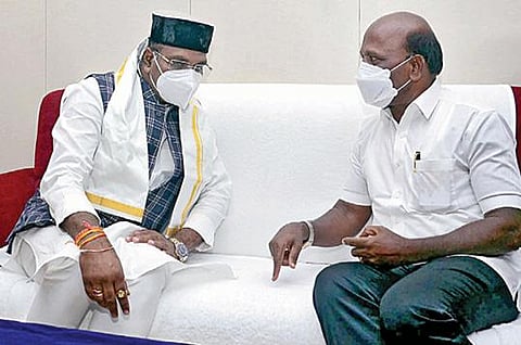 சென்னை தலைமைச் செயலகத்தில், தமிழக சுகாதாரத் துறை அமைச்சர் மா.சுப்பிரமணியனை, மத்தியப்பிரதேச மாநிலத்தின் மருத்துவக் கல்வி அமைச்சர் விஸ்வாஸ் கைலாஷ் சாரங் நேற்று சந்தித்து பேசினார். படம்: க.பரத்
