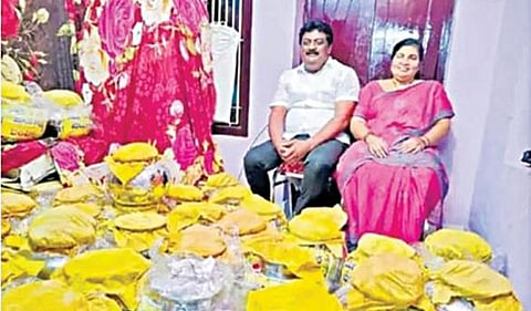 மகளுக்கு அனுப்பி வைத்த  சீர் வரிசைகளுடன் ராமகிருஷ்ணா தம்பதி