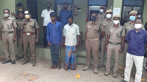 தருமபுரியில் வேட்டைக்குச் சென்றவர்களைப் பிடிக்கும்போது நாட்டுத் துப்பாக்கி வெடித்து வனவருக்குக் காயம்: இருவர் கைது 