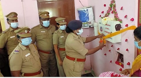 திண்டுக்கல் அனைத்து மகளிர் காவல்நிலையத்தில் சானிட்டரி நாப்கின் தானியங்கி இயந்திரத்தை தொடங்கிவைத்த திண்டுக்கல் எஸ்.பி., ரவளிபிரியா. 