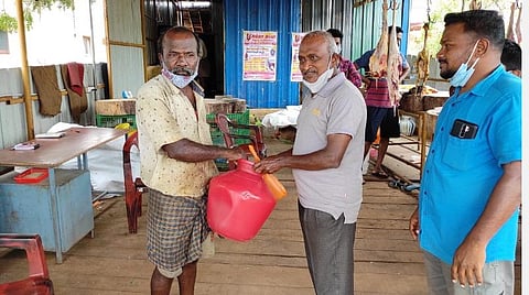 இறைச்சியை வாங்கிவிட்டுப் பரிசுப் பொருட்களைப் பெற்றுச் செல்லும் வாடிக்கையாளர்கள்