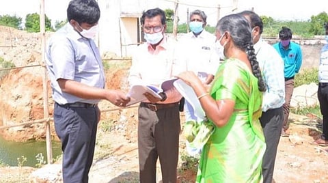 எய்ம்ஸ் அருகே வீட்டு வசதி வாரியம் பங்களிப்புடன் ரூ.17.90 கோடியில் கழிவு நீர் உறிஞ்சும் கிணறுகள், குழாய்கள் அமைக்கும் பணி: மாநகராட்சி ஆணையாளர் ஆய்வு