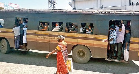 திருவண்ணாமலை பேருந்து நிலையத்தில் இருந்து அரசு மருத்துவ கல்லூரி மருத்துவமனைக்கு இயக்கப்பட்ட நகர பேருந்தில் படிக்கட்டுகளில் தொற்றிக் கொண்டு பயணம் செய்த பயணிகள்.
