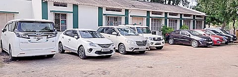 கும்பகோணம் நிதி நிறுவன அதிபர்கள் வீட்டில் இருந்து பறிமுதல் செய்யப்பட்ட சொகுசு கார்கள் தஞ்சாவூர் டிஐஜி அலுவலக வளாகத்தில் நிறுத்தி வைக்கப்பட்டுள்ளன.