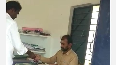 பாண்டி என்பவரிடம் லஞ்சம் வாங்கிய விஏஓ கோபிகண்ணன்.