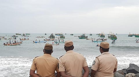 கடலில் மீனவர்கள் போராட்டம்.