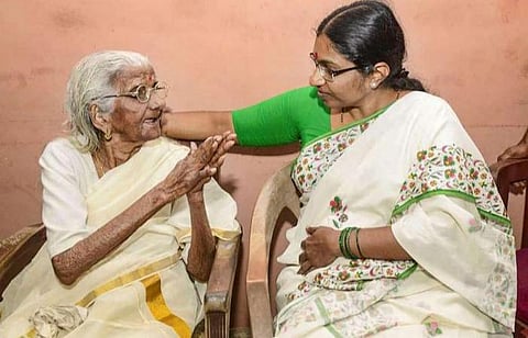 பாகிரதி அம்மாள் தேர்ச்சி அடைந்ததும் அவரைச் சந்தித்து வாழ்த்திய எழுத்தறிவுப் பணி இயக்குநர் ஸ்ரீகலா: கோப்புப் படம்.