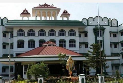 பிரசவத்துக்கு வந்த இளம்பெண் உயிரிழந்த வழக்கு; வட்டாட்சியரிடம் விசாரணை அறிக்கை வழங்கிய போலீஸார்: உயர் நீதிமன்றம் கண்டனம்