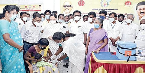 காஞ்சிபுரம் அருகே திருப்புட்குழி அரசு சமுதாய சுகாதார நிலையத்தில், குழந்தைகளுக்கு நியுமோகோக்கல்  தடுப்பூசி  போடும் முகாமை,  மாவட்ட ஆட்சியர் ஆர்த்தி நேற்று தொடங்கி வைத்தார்.