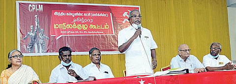 மார்க்சிஸ்ட் கம்யூனிஸ்ட் கட்சியின் மாநிலக் குழு கூட்டம் மாநில செயற்குழு உறுப்பினர் ஏ.லாசர் தலைமையில் சென்னை சைதாப்பேட்டையில் நேற்று தொடங்கியது. இதில் கட்சியின் அரசியல் தலைமைக் குழு உறுப்பினர் ஜி.ராமகிருஷ்ணன், மாநில செயலாளர் கே.பாலகிருஷ்ணன், மத்தியக் குழு உறுப்பினர்கள் டி.கே.ரங்கராஜன், அ.சவுந்தரராசன், உ.வாசுகி, பி.சம்பத் மற்றும் மாநில செயற்குழு, மாநிலக்குழு உறுப்பினர்கள் கலந்து கொண்டனர். படம்: க.பரத்