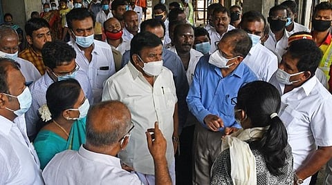 தூத்துக்குடியில் ஸ்மார்ட் சிட்டி திட்டத்தில் நடந்து வரும் பேருந்து நிலைய மேம்பாட்டு பணிகளை அமைச்சர் கே.என்.நேரு ஆய்வு செய்தார். படம்: என்.ராஜேஷ்.