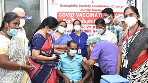 ஹீமோபிலியா நோயால் பாதிக்கப்பட்டவர்களுக்கான கரோனா தடுப்பூசி முகாமை பார்வையிட்ட கோவை அரசு மருத்துவமனையின் டீன் நிர்மலா உள்ளிட்டோர்.