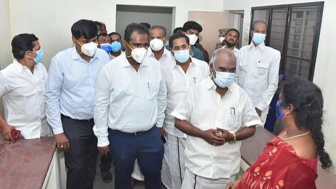 மதுரை சாத்தமங்கலம் அரசு சிறுபான்மையினர் நல பள்ளி மாணவியர் விடுதியில் சிறுபான்மையினர் நலன் மற்றும் வெளிநாடுவாழ் தமிழர் நலத்துறை அமைச்சர் செஞ்சி கே.எஸ்.மஸ்தான் ஆய்வு செய்தார். மாவட்ட ஆட்சியர் அனீஷ்சேகர், மாநகராட்சி ஆணையாளர் கார்த்திகேயன் ஆகியோர் உடனிருந்தனர். 