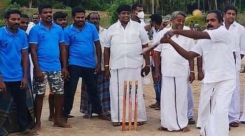 புதுக்கோட்டை மாவட்டம் கீரமங்கலம் அருகே செரியலூரில் கிரிக்கெட் விளையாடிய அமைச்சர் சிவ.வீ.மெய்யநாதன்.