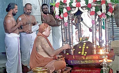 காஞ்சிபுரம் ஓரிக்கையில் உள்ள மகா பெரியவர் மணி மண்டபத்தில்,  சங்கர மடத்தின் மடாதிபதி  விஜயேந்திர சரஸ்வதி சுவாமிகள் சாதுர்மாஸ்ய விரதத்தை தொடங்கி பூஜைகளை செய்தார்.