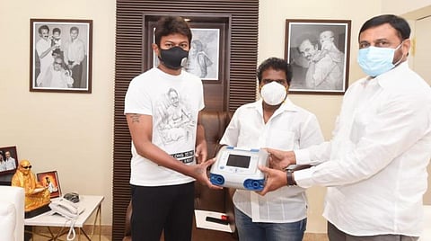 ஹாலிவுட் ஒளிப்பதிவாளர் சுரேஷ்ரோஹின் வழங்கிய ரூ.1.20 கோடி மதிப்பிலான வென்டிலேட்டர்களை உதயநிதி ஸ்டாலினிடம் ஒப்படைத்தார் தங்கர்பச்சான்