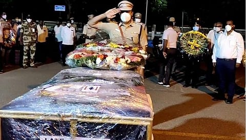 அசாமில் மரணமடைந்த ராணுவ வீரர் உடல் மதுரையில் 21 குண்டுகள் முழங்க தகனம்