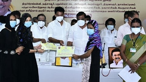 கரோனாவால் பாதிக்கப்பட்டு பெற்றோரில் ஒருவரை இழந்த குழந்தைக்கு நிவாரண நிதி வழங்குகிறார் அமைச்சர் கே.என்.நேரு. உடன் அமைச்சர்கள் உள்ளிட்டோர்.
