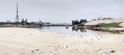 நேப்பியர் பாலம் அருகே கூவம் ஆற்றின் முகத்துவாரப் பகுதியில் ஏற்பட்டுள்ள மணல் மேடால், ஆற்று நீர் கடலில் கலக்காமல் தேங்கியுள்ளது. (கோப்பு படம்)