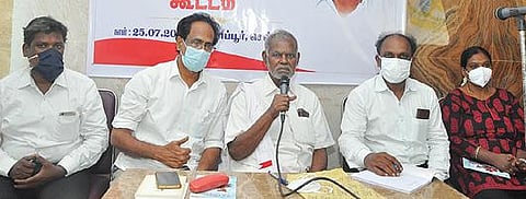 சென்னை மயிலாப்பூரில் நேற்று நடைபெற்ற தமிழக ஒடுக்கப்பட்டோர் வாழ்வுரிமை இயக்க மண்டலக் குழுக் கூட்டத்தில் பேசினார்  அமைப்பின் மாநிலத் தலைவர் ஆர்.நல்லகண்ணு.படம்: க.பரத்
