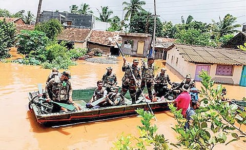 மகாராஷ்டிரா மாநிலம் கோல்ஹாப்பூர் மாவட்டத்தில் கடந்த சில நாட்களாக கனமழை பெய்து பல கிராமங்களை வெள்ளம் சூழ்ந்துள்ளது. இந்நிலையில் நேற்று வெள்ளம் பாதித்த பகுதிகளில் உள்ள மக்களை படகுகள் மூலம் ராணுவ வீரர்கள் மீட்டனர். படம்: பிடிஐ