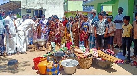 புதுக்கோட்டை மாவட்டம் குளமங்கலம் வடக்கு ஊராட்சித் தலைவர் அலுவலகத்தில் குடியேறும் போராட்டத்தில் ஈடுபட்ட பொதுமக்கள்.