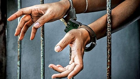 மனிதத் தலையுடன் கோயில் திருவிழாவில் சாமியாட்டம்: போலீஸார் வழக்குப் பதிவு