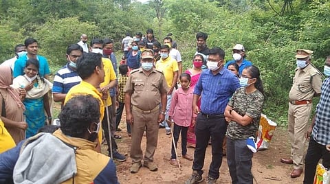 ஓசூர் வனக்கோட்டம் அஞ்செட்டி வனச்சரகத்தில் விதைப்பந்துகளை தூவும் பணியில் ஈடுபட்டுள்ள தன்னார்வலர்களுடன் மாவட்ட வன அலுவலர் பிரபு மற்றும் மாவட்ட வனப் பாதுகாவலர் கார்த்திகாயினி, வனச்சரகர் சீதாராமன் மற்றும் பலர் 