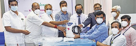 தனியார் நிறுவனம் தனது சமூக பொறுப்புணர்வு திட்டத்தின் கீழ் கதிர்காமம் இந்திரா காந்தி அரசு மருத்துவக் கல்லூரிக்கு ரூ.2 கோடி மதிப்பிலான மருத்துவ உபகரணங்களை வழங்கியது. படம்: எம்.சாம்ராஜ்