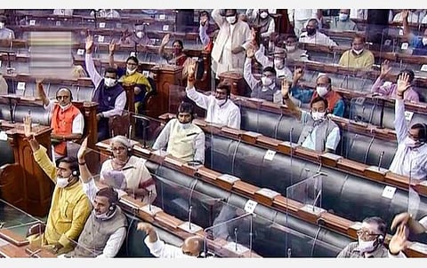 தஞ்சாவூரில் உள்ள இந்திய உணவு பதப்படுத்துதல் தொழில்நுட்ப நிறுவனத்துக்கு கூடுதல் அதிகாரம் வழங்கும் மசோதா நிறைவேற்றம்: எதிர்க்கட்சிகளின் கடும் அமளியால் நாடாளுமன்ற இரு அவைகளும் முடங்கின