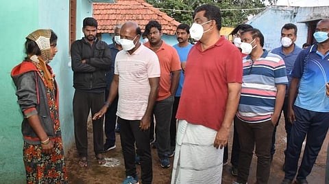கரோனா தடுப்பூசி ; ஓசூர் மலை கிராமங்களில் வீடு வீடாகச் சென்று ஆய்வு மேற்கொண்ட அமைச்சர் மா.சு.