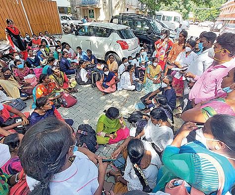 பணி நீட்டிப்பு வழங்க வலியுறுத்தி சென்னை தேனாம்பேட்டை டிஎம்எஸ் வளாகத்தில் நேற்று ஆர்ப்பாட்டத்தில் ஈடுபட்ட தொகுப்பூதிய செவிலியர்கள். படம்: பு.க.பிரவீன்