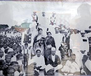 தருமபுரியில் நடந்த நிகழ்ச்சி ஒன்றில் மறைந்த முன்னாள் முதல்வர் ராஜாஜியுடன் சுதந்திரப் போராட்ட தியாகி ஸ்ரீராமராஜி கலந்து கொண்ட படம்.